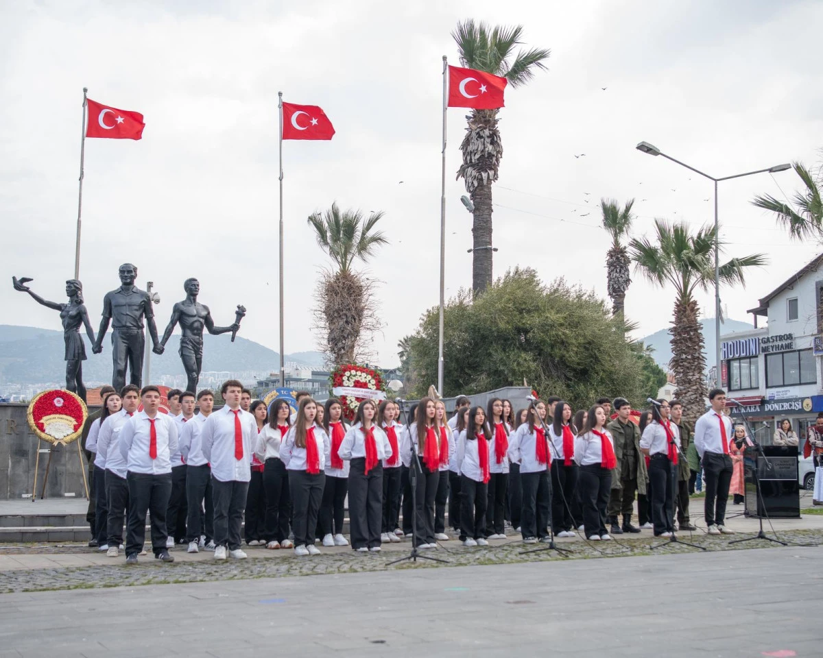 Kuşadası'nda, 18 Mart Şehitleri Anma G&uuml;n&uuml; ve &Ccedil;anakkale Deniz Zaferi&rsquo;nin 111&rsquo;inci yıl d&ouml;n&uuml;m&uuml; dolayısıyla t&ouml;ren d&uuml;zenlendi .