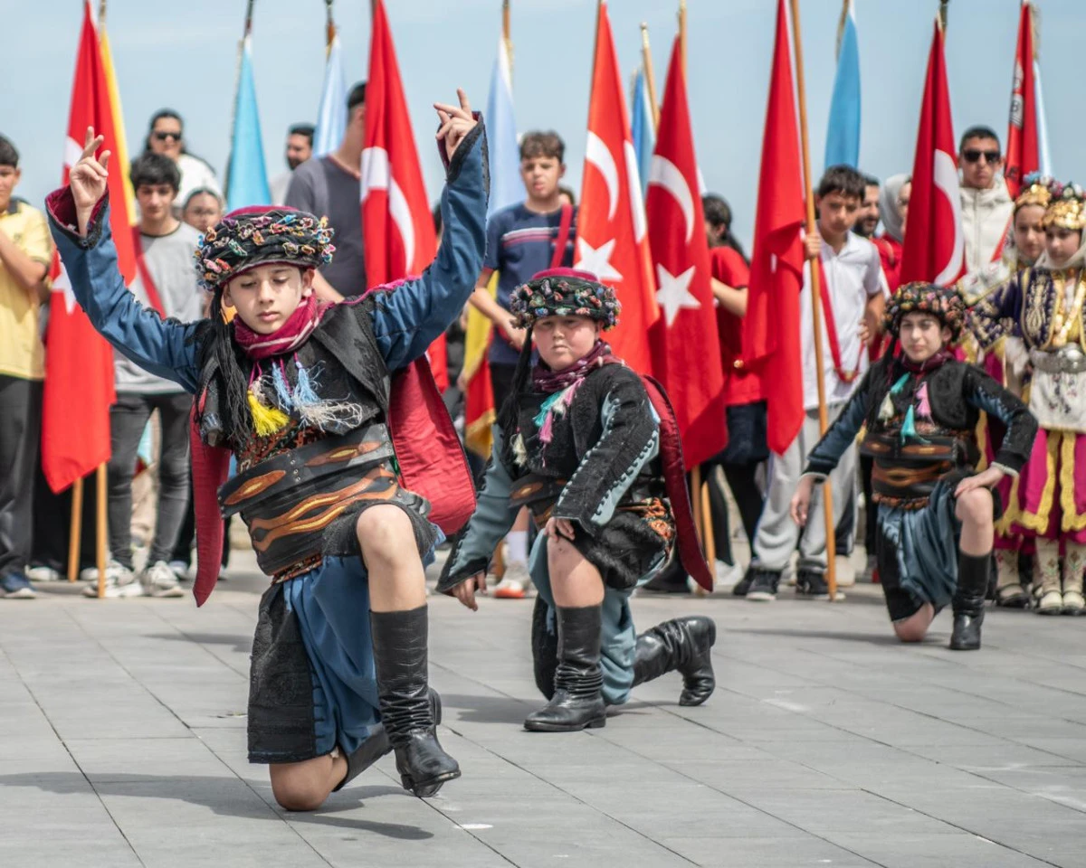 KUŞADASI&rsquo;NDA 19 MAYIS B&Uuml;Y&Uuml;K BİR COŞKUYLA KUTLANDI