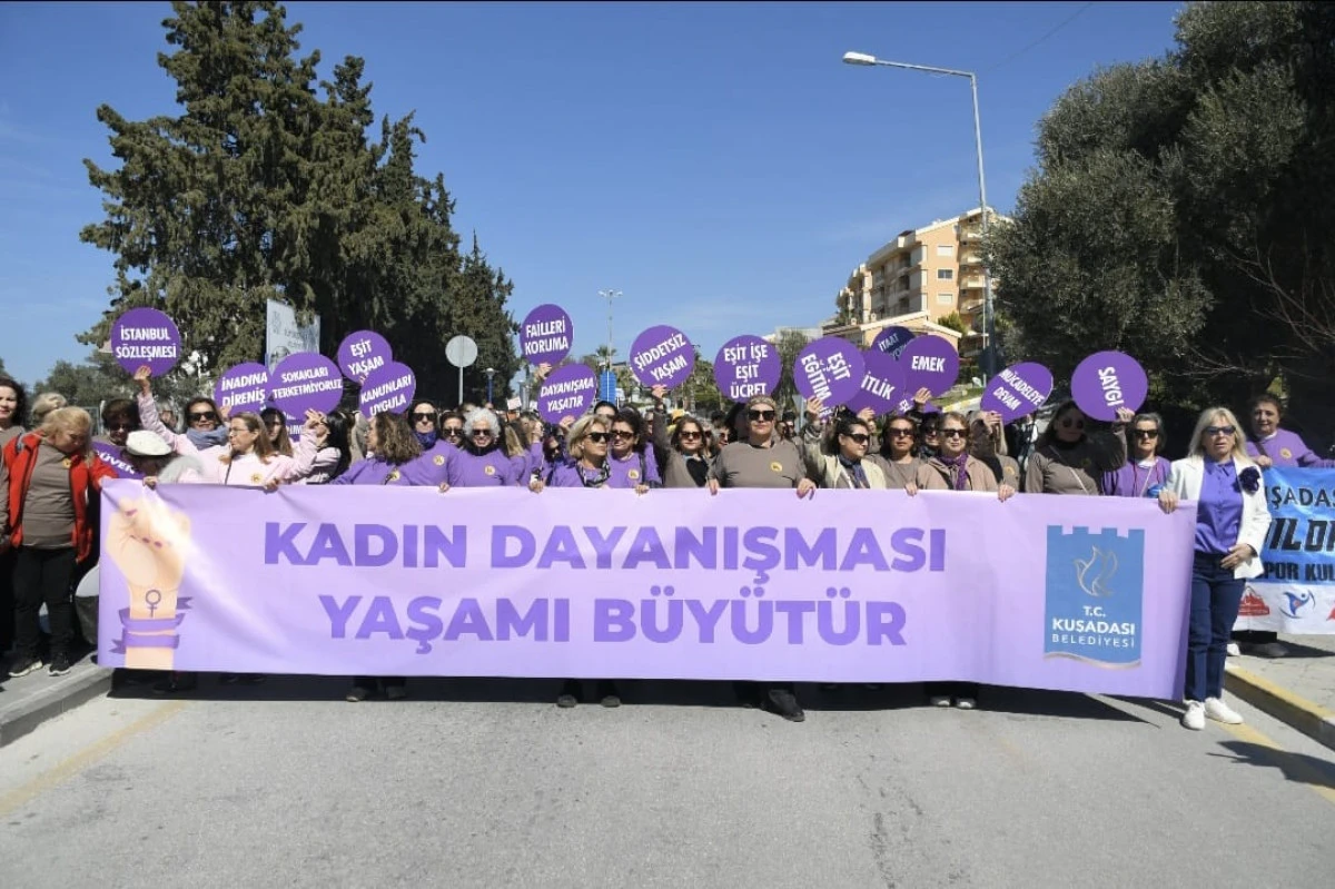 KUŞADASI'NDA 8 MART D&Uuml;NYA KADINLAR G&Uuml;N&Uuml; COŞKUYLA KUTLANDI