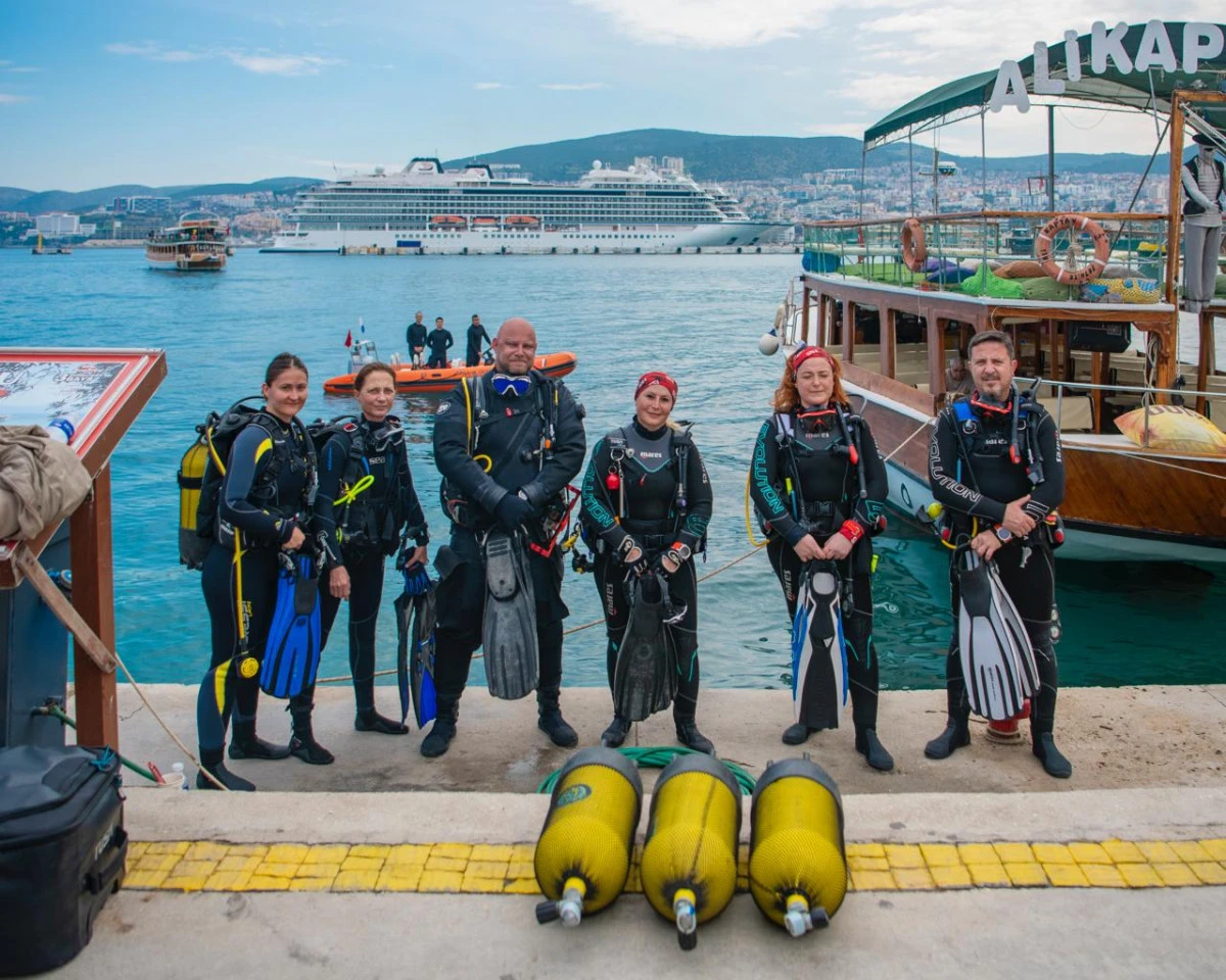 KUŞADASI'NDA D&Uuml;NYA G&Uuml;N&Uuml;'NDE KIYI VE DENİZ TEMİZLİĞİ: 200 KİLOGRAM ATIK TOPLANDI