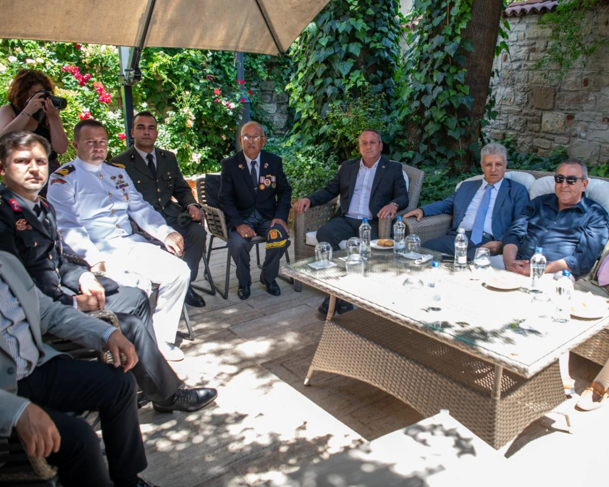 KUŞADASI'NDA İL&Ccedil;E PROTOKOL&Uuml; VATANDAŞLARLA BAYRAMLAŞTI