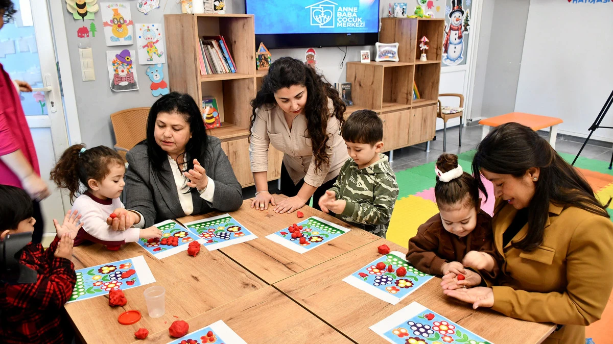 KUŞADASI&rsquo;NDA MİNİK ELLER TASARLADIKLARI EVLERİN BAH&Ccedil;ESİNE TOHUM EKTİ
