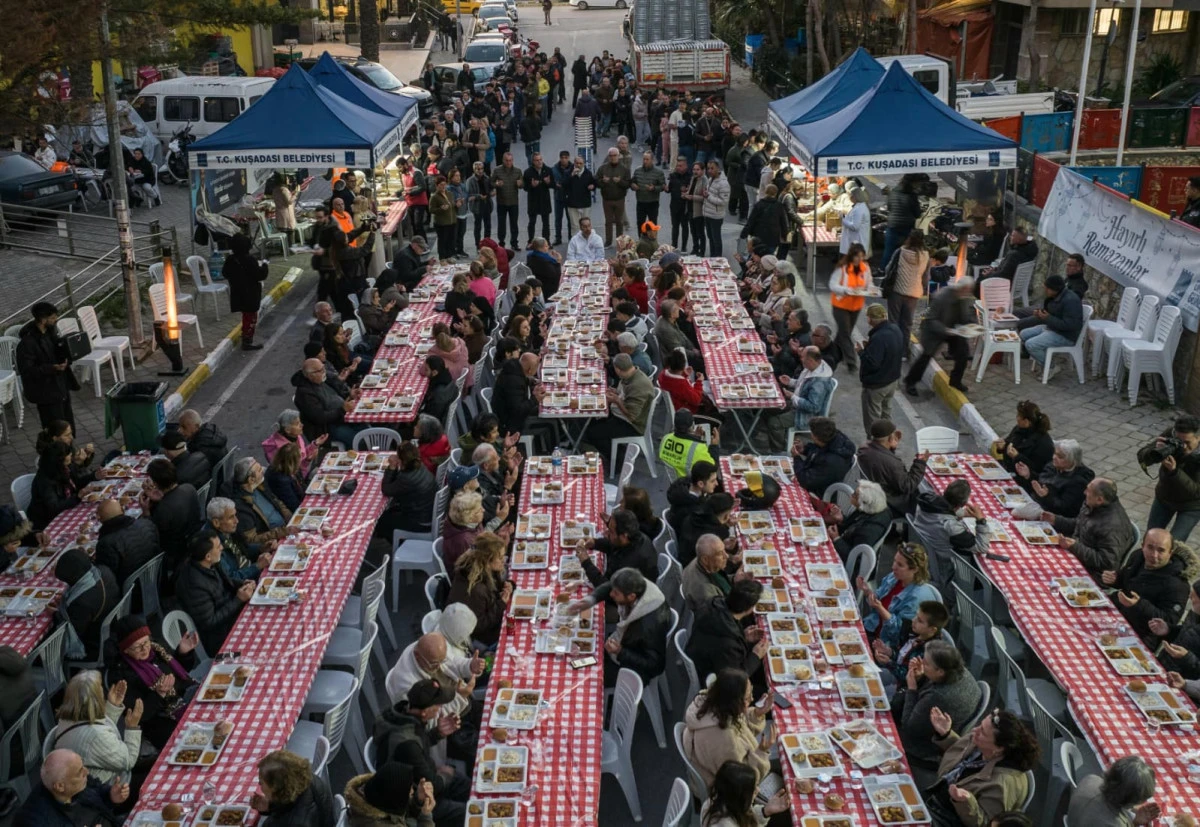 KUŞADASI&rsquo;NDA RAMAZAN AYININ BEREKETİ PAYLAŞTIK&Ccedil;A &Ccedil;OĞALIYOR