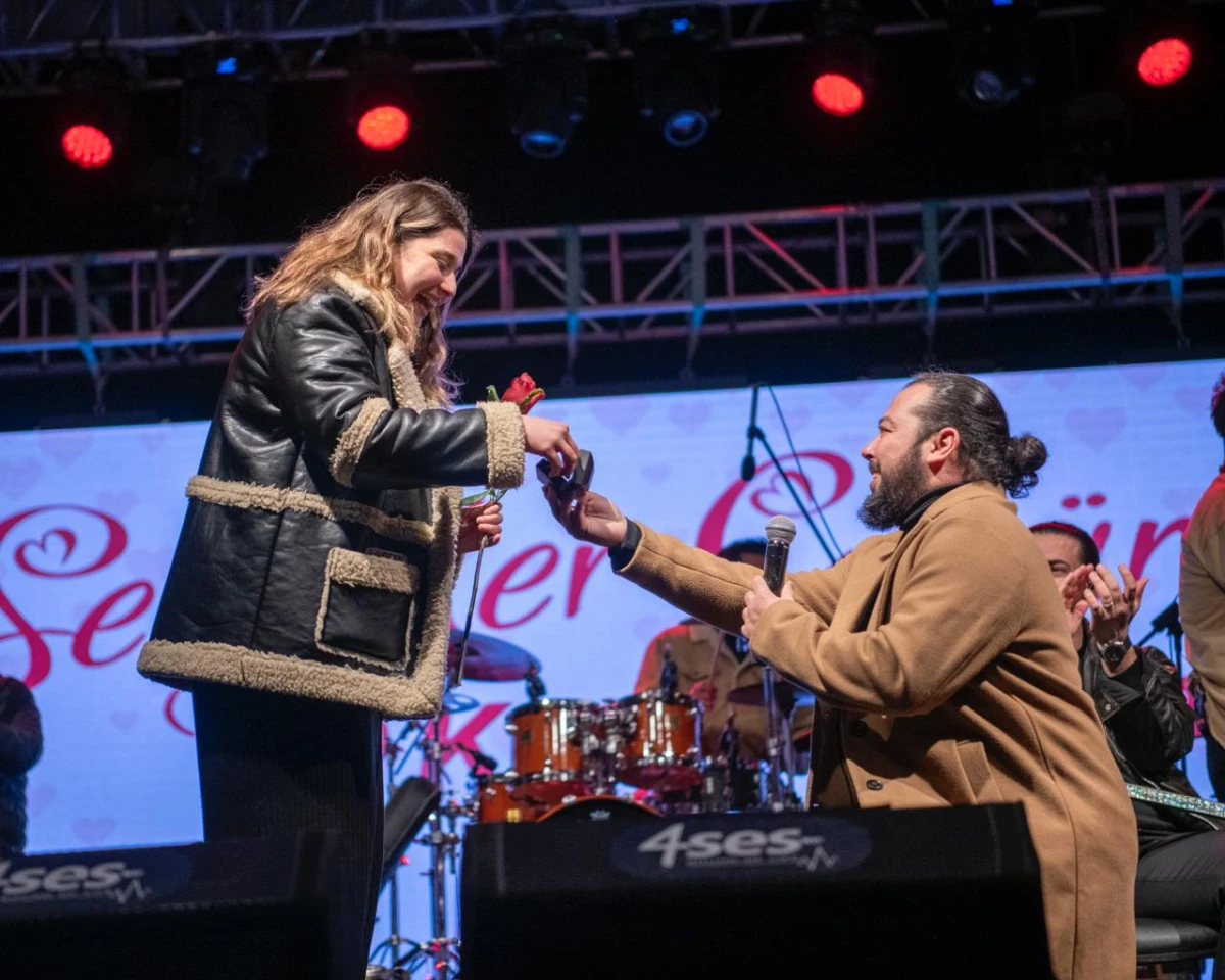 KUŞADASI&rsquo;NDA SEVGİLİLER G&Uuml;N&Uuml; EVLENME TEKLİFİYLE TA&Ccedil;LANDI