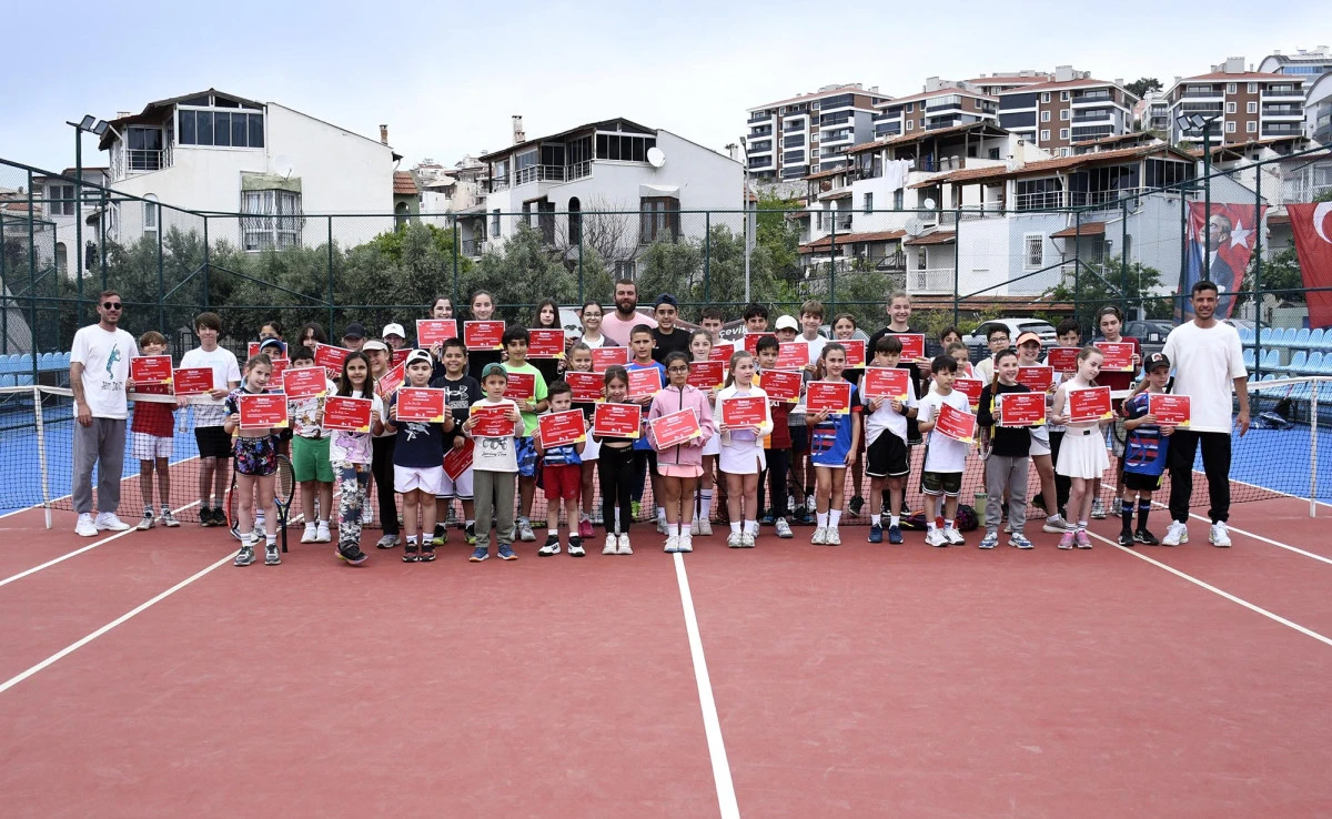 MİNİK TENİS&Ccedil;İLER 23 NİSAN KUPASI İ&Ccedil;İN KIYASIYA M&Uuml;CADELEYE BAŞLADI