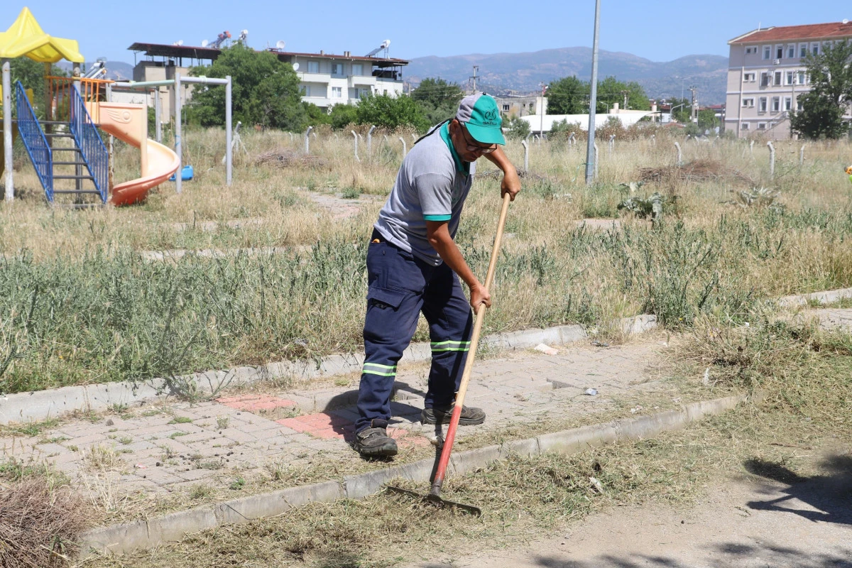 NAZİLLİ BELEDİYESİ&rsquo;NDEN PARK VE YEŞİL ALANLARDA TEMİZLİK SEFERBERLİĞİ