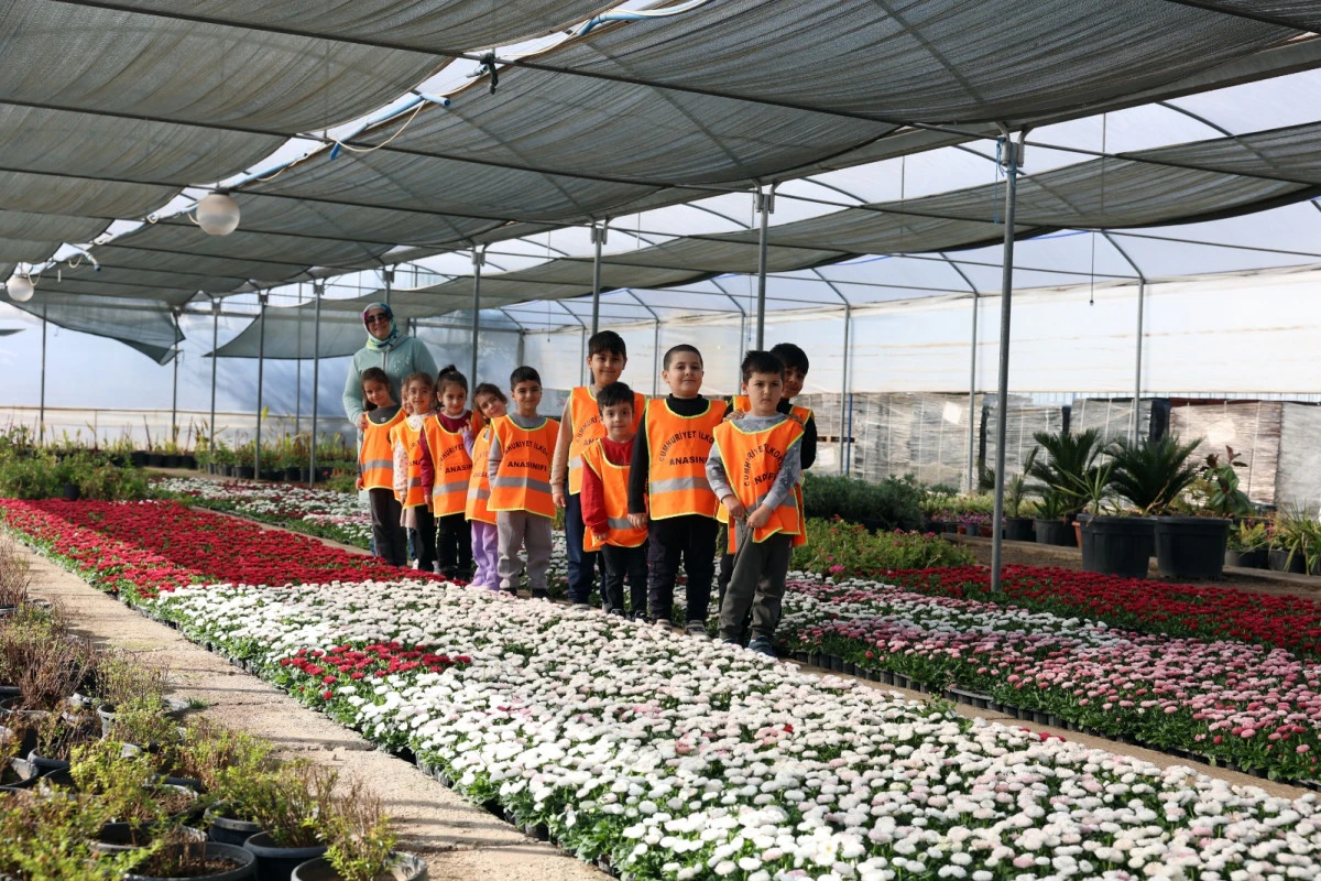 &Ouml;ĞRENCİLER BAŞKAN &Ccedil;ER&Ccedil;İOĞLU İLE DOĞA SEVGİSİNİ &Ouml;ĞRENİYOR