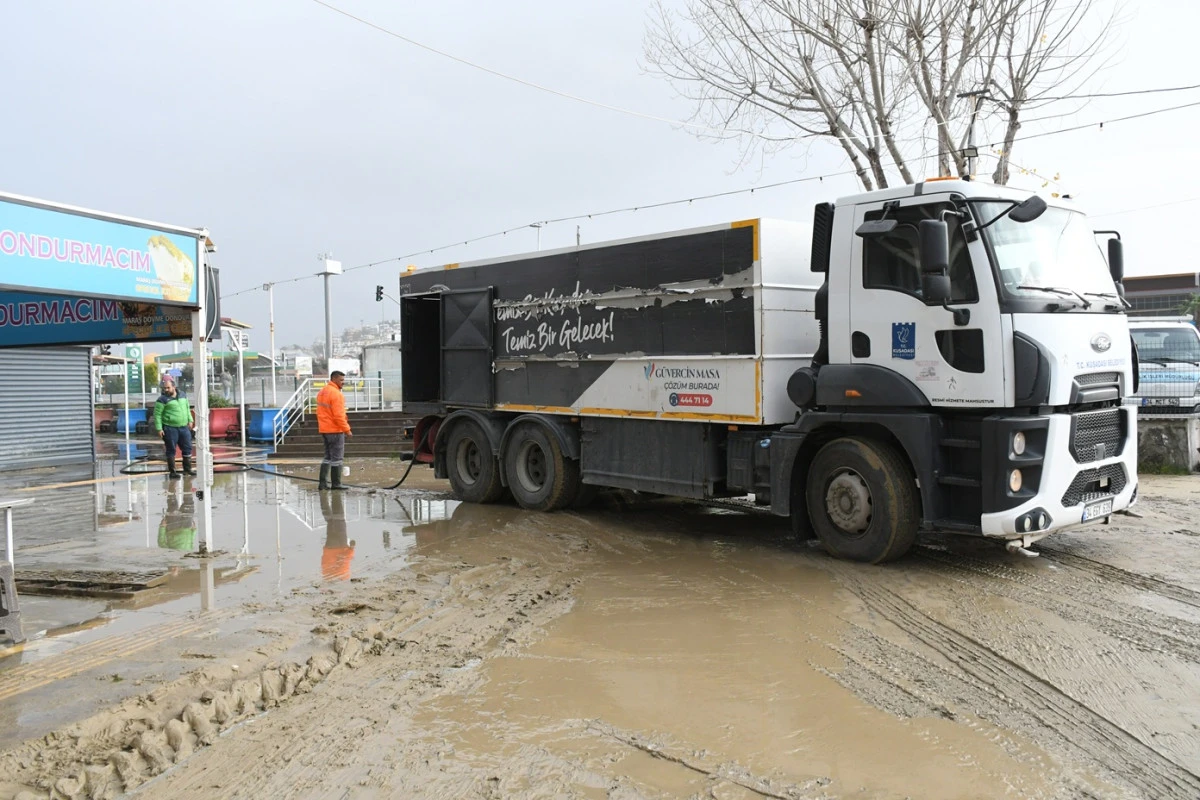 SAĞANAK FELAKETİ SONRASI KUŞADASI BELEDİYESİ EKİPLERİ SAHADA