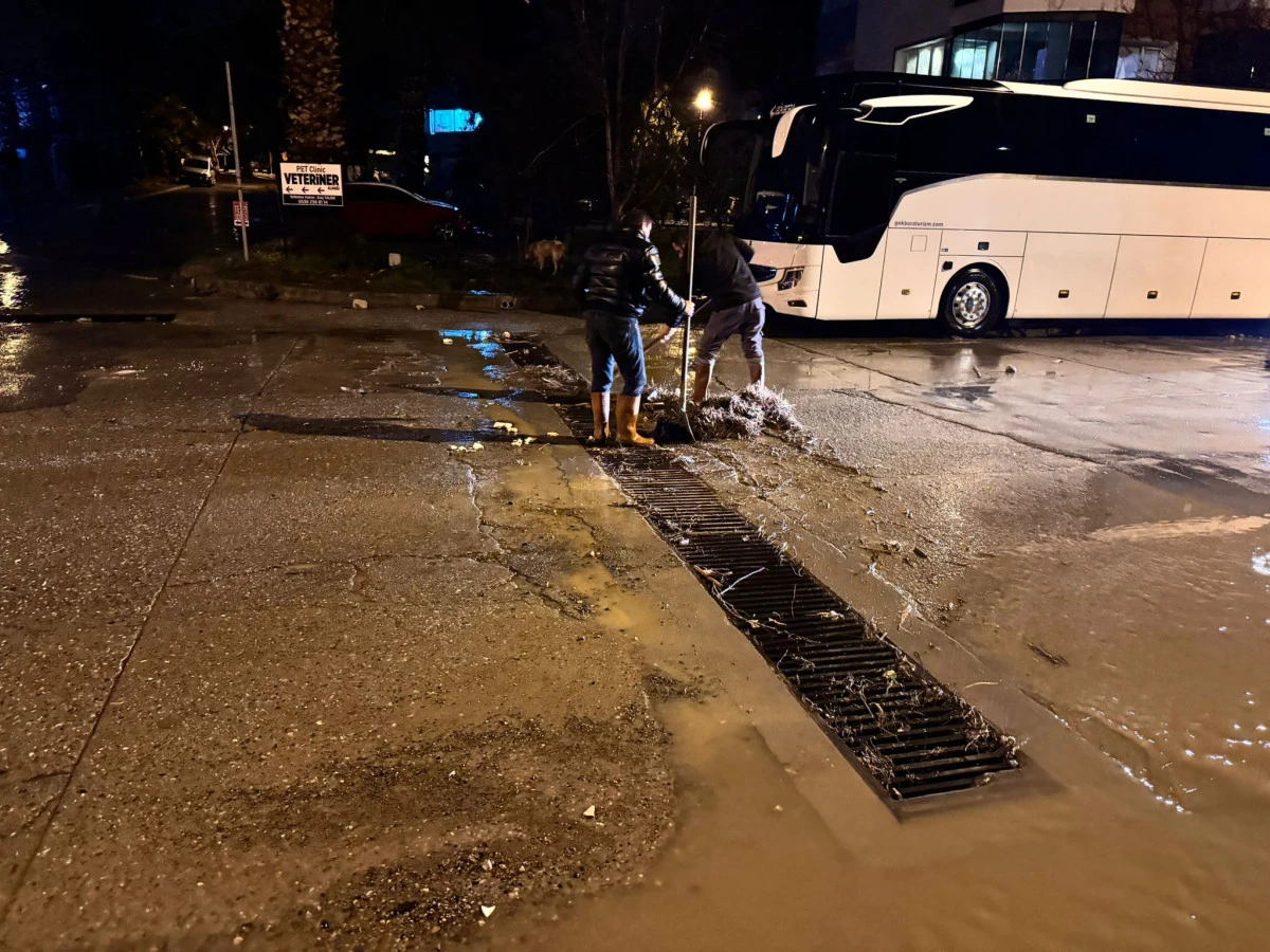 Sarı Alarm &Ouml;ncesi Teyakkuz: Kuşadası Belediyesi Ekipleri Yağmurun İlk Anından İtibaren Sahadaydı