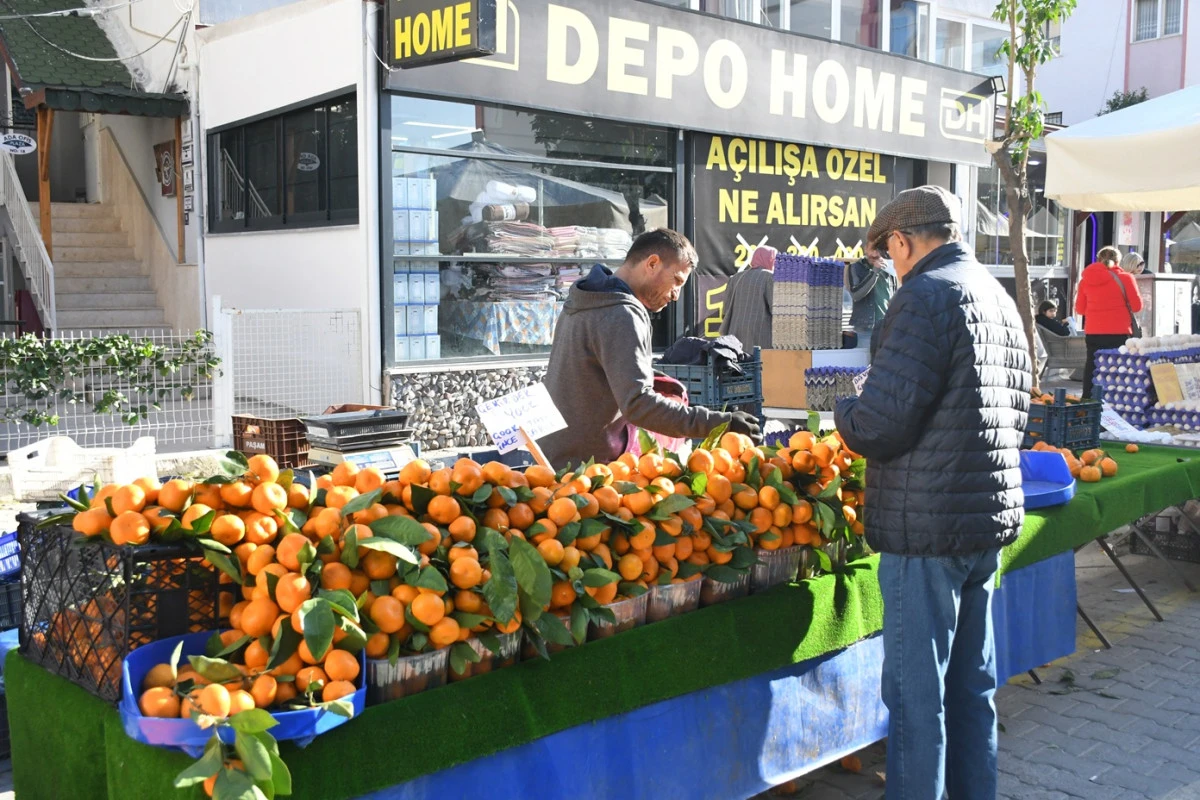 YEREL ÜRETİCİ SERGİSİNİN TEZGÂHLARI KIŞA ÖZGÜ SEBZE VE MEYVELERLE DOLDU